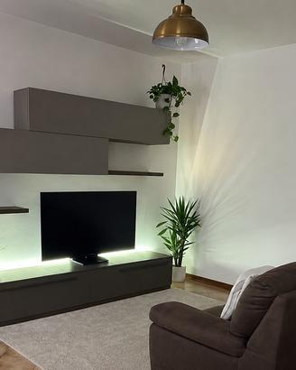 Mobile tv e divano