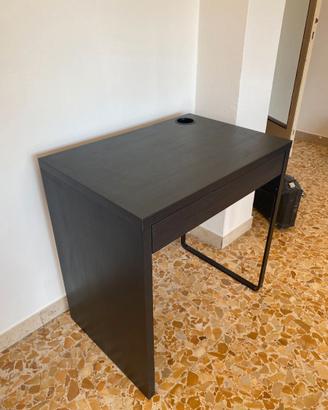 IKEA Scrivania MICKE, marrone-nero, 73x50 cm