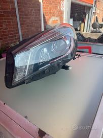 Faro sx Mercedes Cla