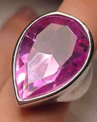 Grande anello con pietra rosa 