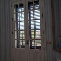 Porte finestre e portone ingresso in Douglas
