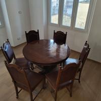 tavolo espandibile in legno e sedie a trono