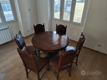 tavolo espandibile in legno e sedie a trono
