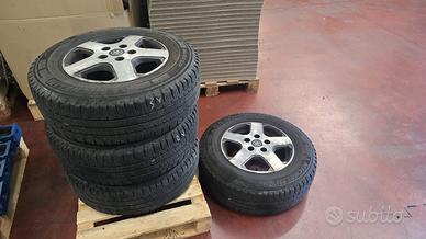 Gomme con cerchio in lega 215/70 R15 CP