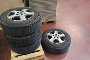 Gomme con cerchio in lega 215/70 R15 CP