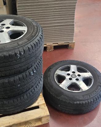 Gomme con cerchio in lega 215/70 R15 CP