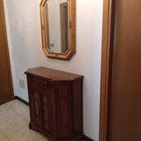 Mobile ingresso antico con specchio.