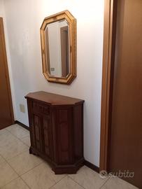 Mobile ingresso antico con specchio.