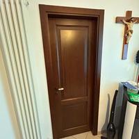 Porte interne in legno con maniglia in ceramica
