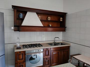 Cucina legno massello con tavolo in marmo elettrod
