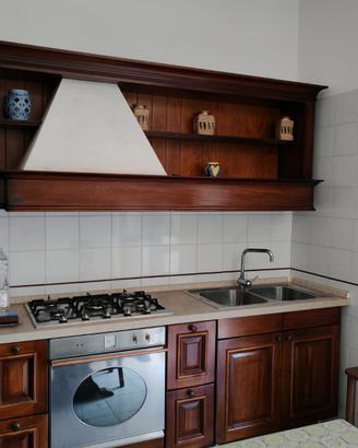 Cucina legno massello con tavolo in marmo elettrod