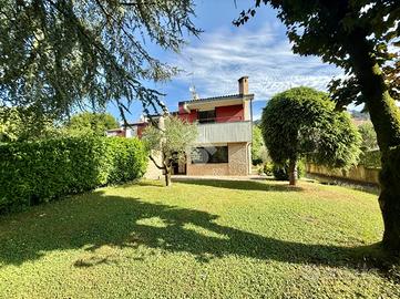 VILLA A SCHIERA A SCANZOROSCIATE