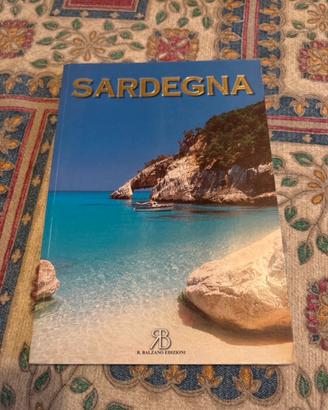 Libro con foto sulla Sardegna