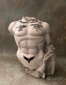 Scultura Torso Uomo con Tatuaggi