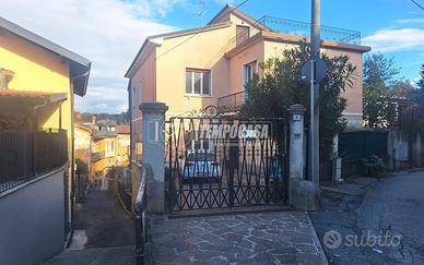 Villetta bifamigliare indipendente con giardino