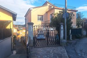 Villetta bifamigliare indipendente con giardino