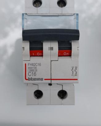 Interruttore magnetotermico C16