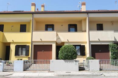 VILLA A SCHIERA A UDINE