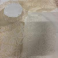 Centrini e tende ricamati a mano