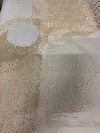 Centrini e tende ricamati a mano