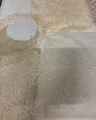 Centrini e tende ricamati a mano