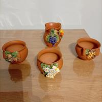 3 brocchettine ed una brocca di terracotta 