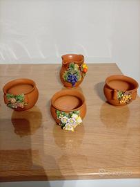 3 brocchettine ed una brocca di terracotta 