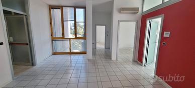 Ufficio arredato Via Raiale - intero o stanze