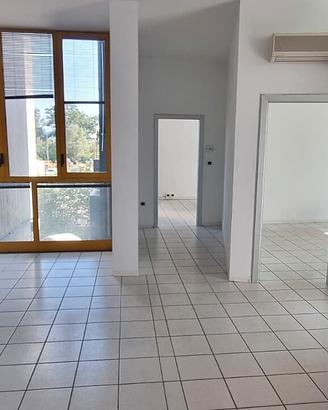 Ufficio arredato Via Raiale - intero o stanze