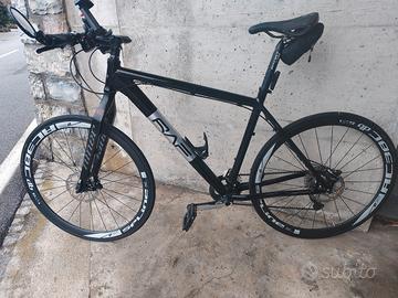 BICI DA GRAVEL CON RUOTE IN CARBONIO 
