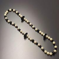 Collana con Perle Bianche e cuori neri