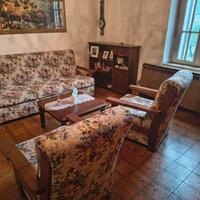 divano letto con 2 poltrone e tavolino 