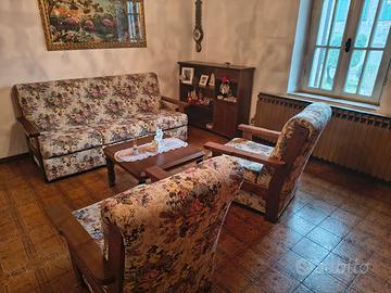 divano letto con 2 poltrone e tavolino 