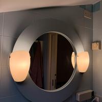 Specchio con lompadine a led inegrate. Colore azzu