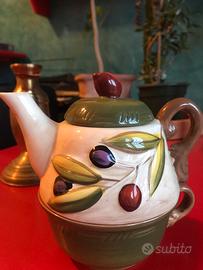 Teiera con tazza e coperchio