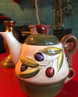 Teiera con tazza e coperchio