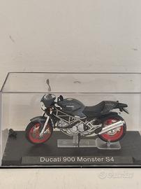 Modellino Ducati 900 Monster S4 con teca