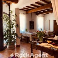 SPLENDIDA VILLA TOTALMENTE IMMERSA NEL VERDE ADIBI