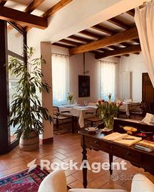 SPLENDIDA VILLA TOTALMENTE IMMERSA NEL VERDE ADIBI