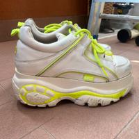 Scarpe buffalo bianche con dettagli giallo fluo