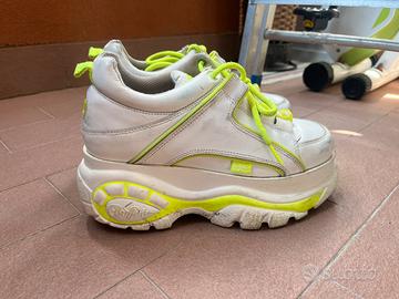 Scarpe buffalo bianche con dettagli giallo fluo