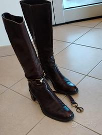 Stivali marroni in pelle .