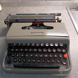 macchina da scrivere Olivetti 