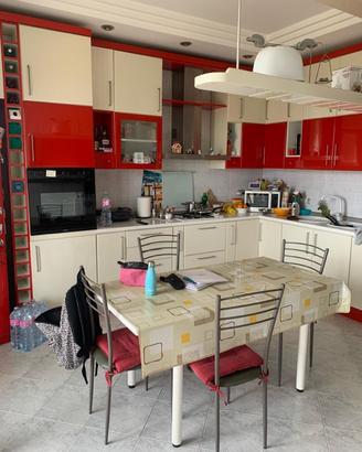 Cucina completa di frigo ed elettrodomestici