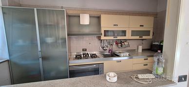 Cucina moderna con dispensa 