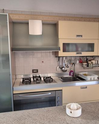 Cucina moderna con dispensa 