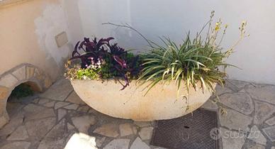 Fioriera in pietra a forma di mezzaluna