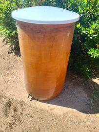 Contenitore per vino in vetroresina. 