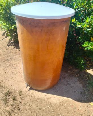 Contenitore per vino in vetroresina. 