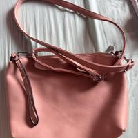 borsa rosa a tracolla